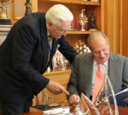 Su Majestad el Rey junto a Fernando Ruiz García, que fue profesor de educacuión física de Don Juan Carlos, recuerdan su paso por "Las Jarillas&qu